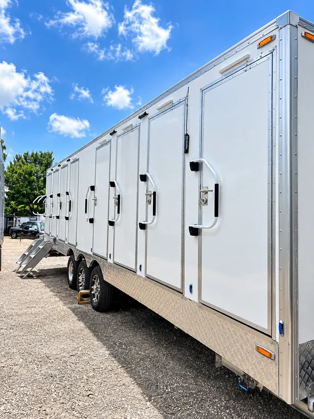 30ft Luxury Shower–Restroom Combination Trailer (8 Stalls)