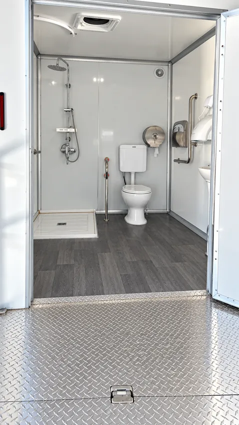 Luxury Combination Trailer (3 Stalls + 1 ADA)